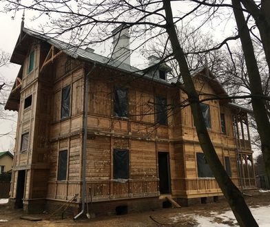 Warszawa. Zakończono prace przy elewacjach drewniaka na Białołęce