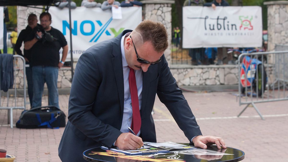 Newspix / Wojciech Szubartowski. / Na zdjęciu: Krzysztof Mrozek wypełnia program żużlowy.