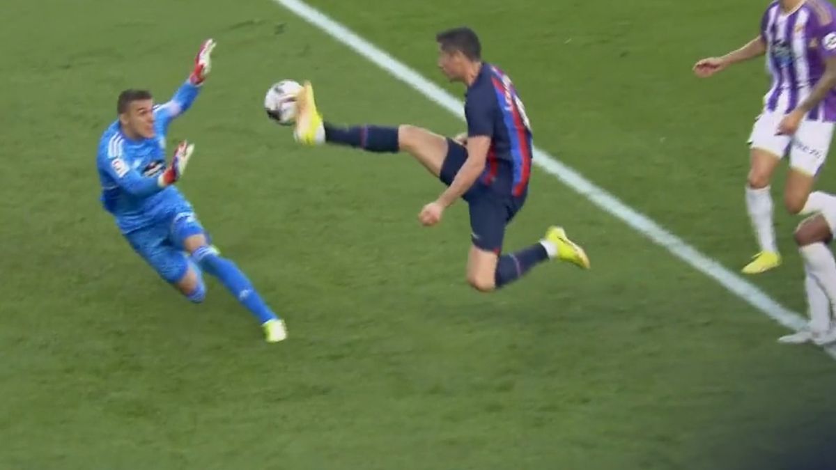 Robert Lewandowski strzela gola w meczu FC Barcelona - Real Valladolid