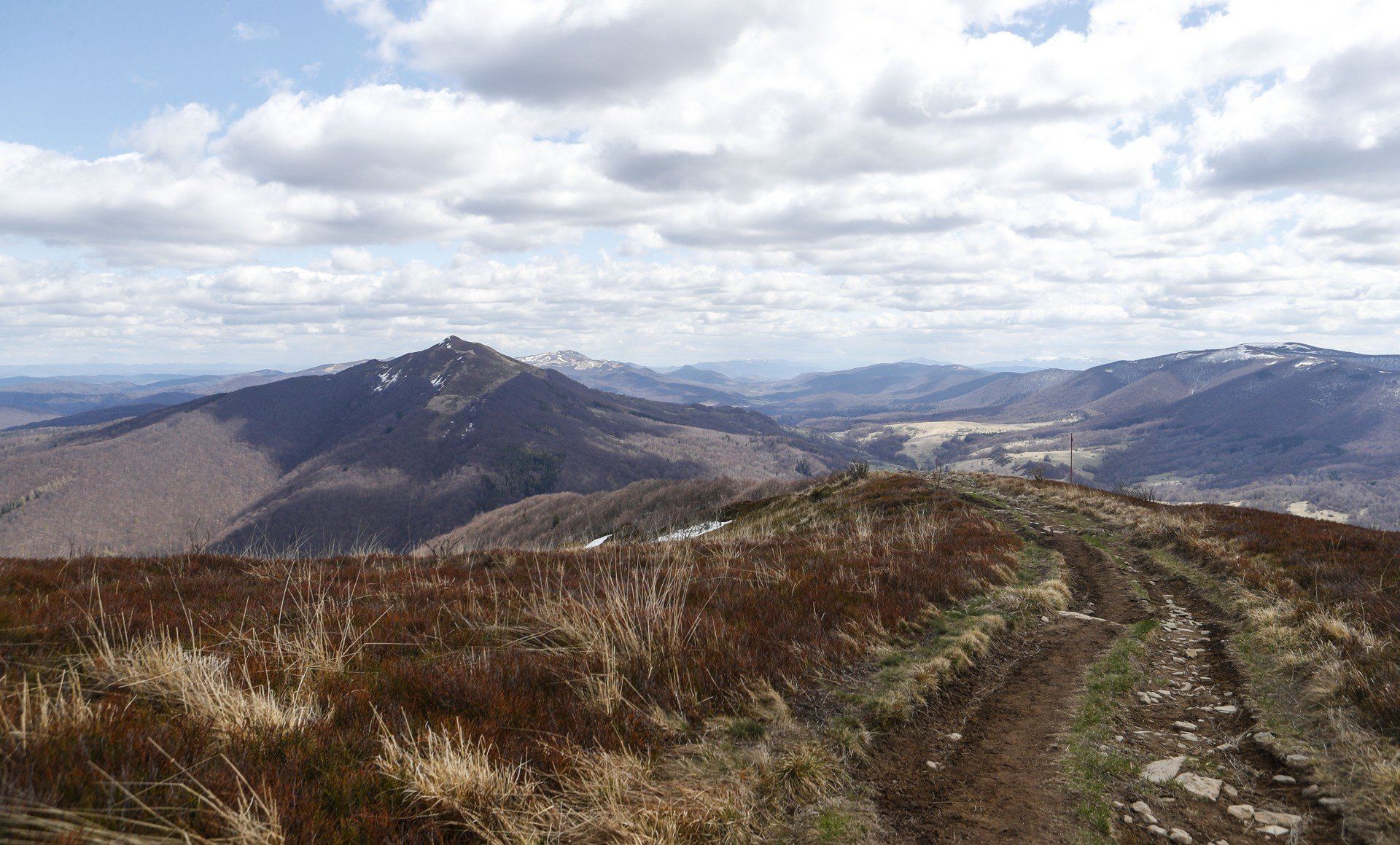 Jesienią surowe piękno połonin bieszczadzkich wprowadza turystów w refleksyjny nastrój.