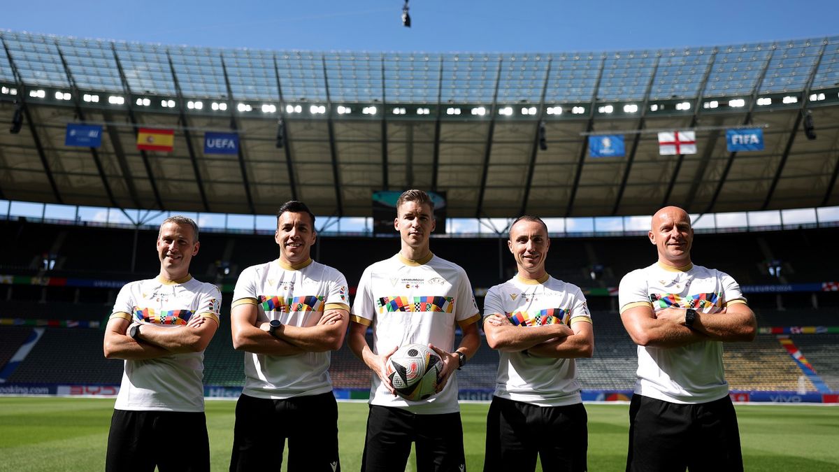 Getty Images / Alex Pantling - UEFA / Na zdjęciu: Tomasz Listkiewicz, Mehdi Rahmouni, Francois Letexier, Cyril Mugnier i Szymon Marciniak