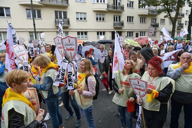 Nauczyciele chcą podwyżek, ale też nie podoba im się nowy system awansu