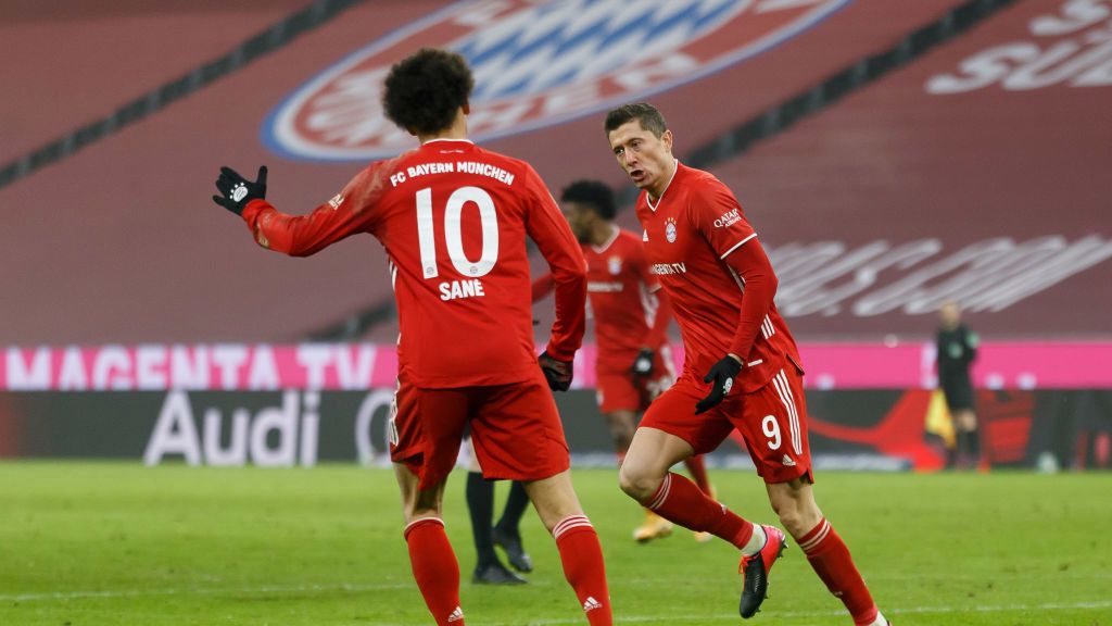 piłkarze Bayernu Monachium (z prawej: Robert Lewandowski)