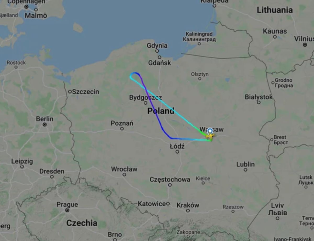 Samolot zawrócił i wylądował w Warszawie 