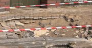 Warszawa: Poważna awaria wodociągowa na Bielanach. Zapadł się chodnik i jezdnia