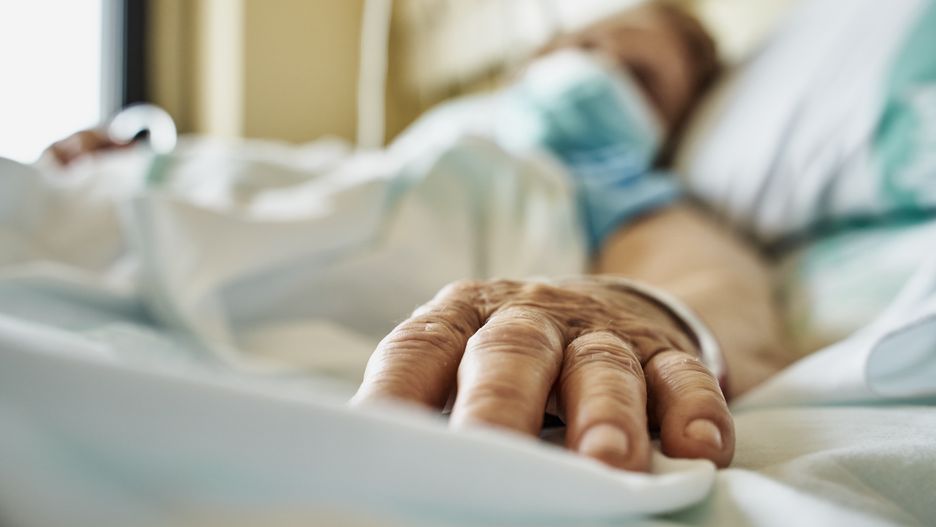 Senior woman wearing face mask lying on hospital bed
Senior woman wearing mask infected by coronavirus on hospital bed receiving medicine by drip. Close-up fingers of the senior patient ´s hand while she is sleeping. Horizontal photo
RUBEN BONILLA GONZALO