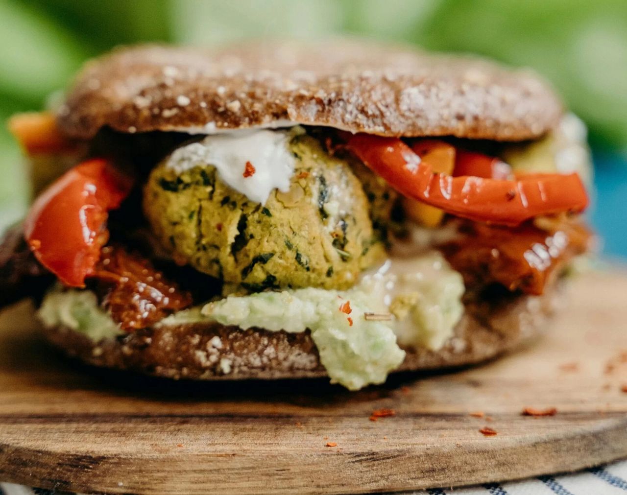 Trendy kulinarne. Bezmięsne burgery pokochają nawet mięsożercy