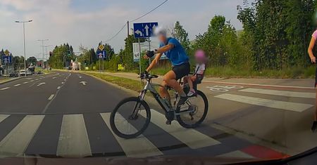 Sceny na pasach. Rowerzysta miał czerwone. Nagle wjechał