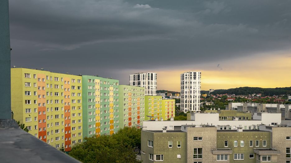 budynki mieszkalne, bloki mieszkalne, wieżowiec, wieżowce, krajobraz miejski, niebo, zachmurzone niebo, ciemne niebo, kolorowy, miasto, osiedle mieszkaniowe, ulica, podróże, polska
