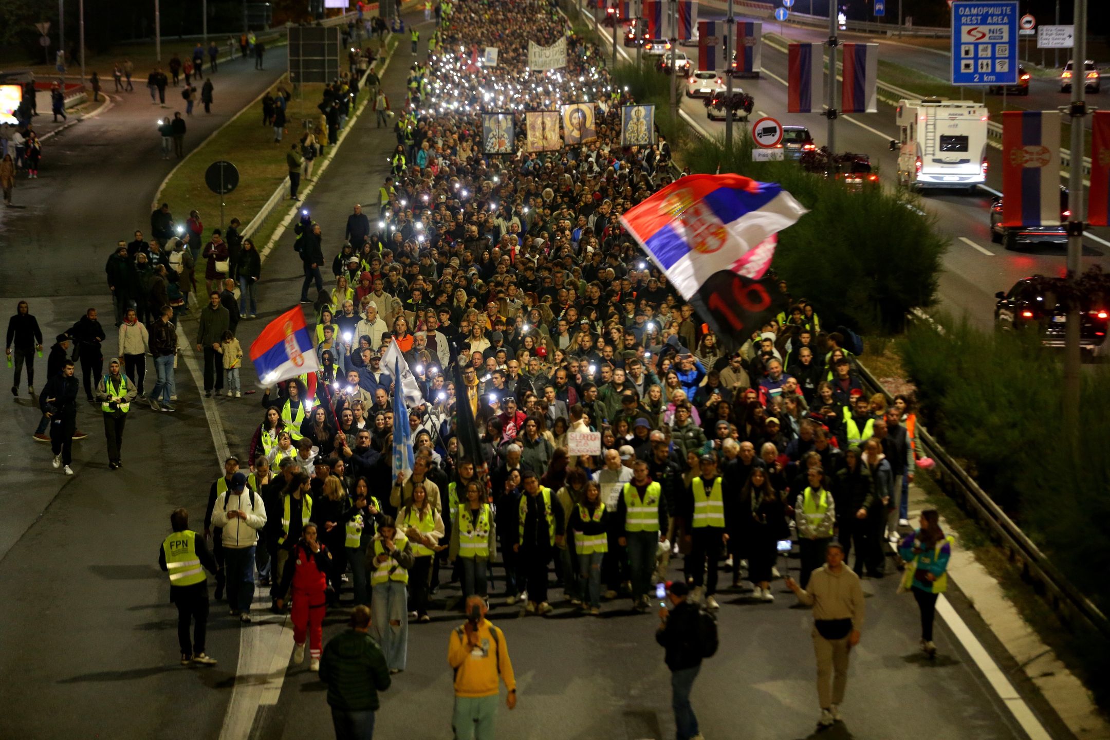 Protestors march to commemorate sixteen victims of the Novi Sad train station accident, in Belgrade, Serbia, 01 October 2025. The march was organized by university students after the collapse of a railway station canopy on 01 November 2024, which killed 16 people, and has since grown into demands for early elections. EPA/ANDREJ CUKIC Dostawca: PAP/EPA.