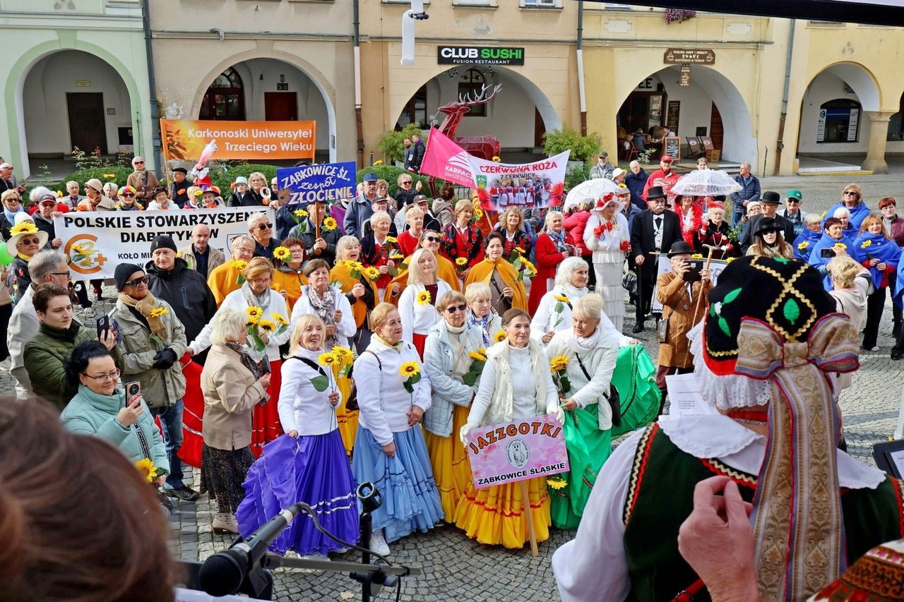 Jelenia Góra: Wielkie Senioralia rozpoczęte! Symboliczny klucz do miasta w rękach seniorów