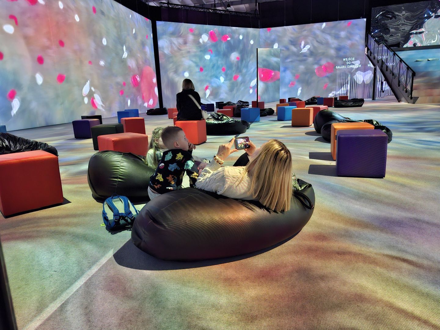 Jeśli chcecie spędzić czas w pełnym zanurzeniu w sztuce wybierzcie się do Hangaru Czyżyny. Odbywają się tam dwie immersyjne wystawy: „FRIDA IMMERSIVE” dostępna w środy, czwartki, piątki i soboty oraz „VAN GOGH &amp; MONET – Immersive” prezentowana w niedziele, poniedziałki i wtorki. Obie wystawy trwają do 22 czerwca 2025 roku i można je zwiedzać w godzinach 10:00–20:00. Hangar zlokalizowany jest przy os. 2 Pułku Lotniczego 26a w Krakowie. Bilety dostępne są online, a zakup jednego z nich uprawnia do 30% zniżki na drugą wystawę