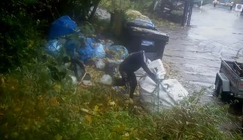 Wstyd na całą Polskę. Przyłapani ze śmieciami. Pokazali nagranie