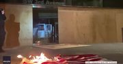 Protest przeciwko amerykańskiej polityce imigracyjnej w Portland. Spalono flagę USA.