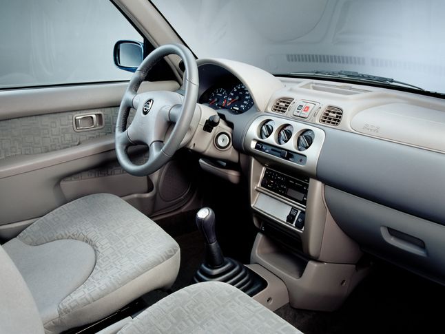 Niezbyt przestronne wnętrze Nissana Micry K11 bardzo poprawiono w 2000 roku.