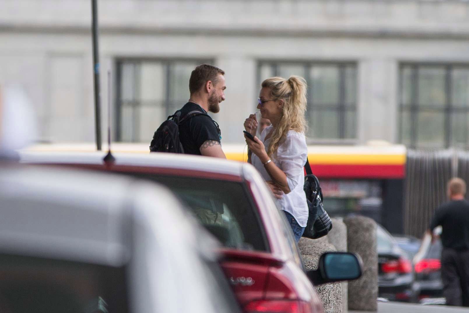 Martyna Wojciechowska i Przemek Kossakowski żegnają się na dworcu