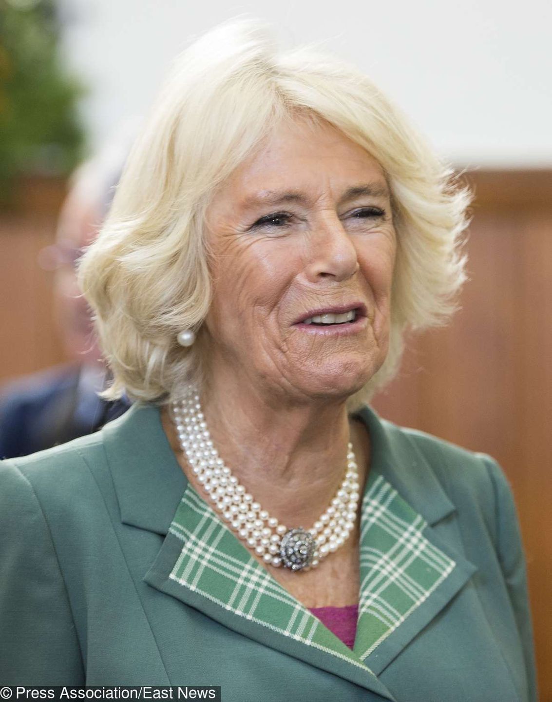Księżna Camilla w Szkocji w najmodniejszym trendzie sezonu – spódnicy w szkocką kratę