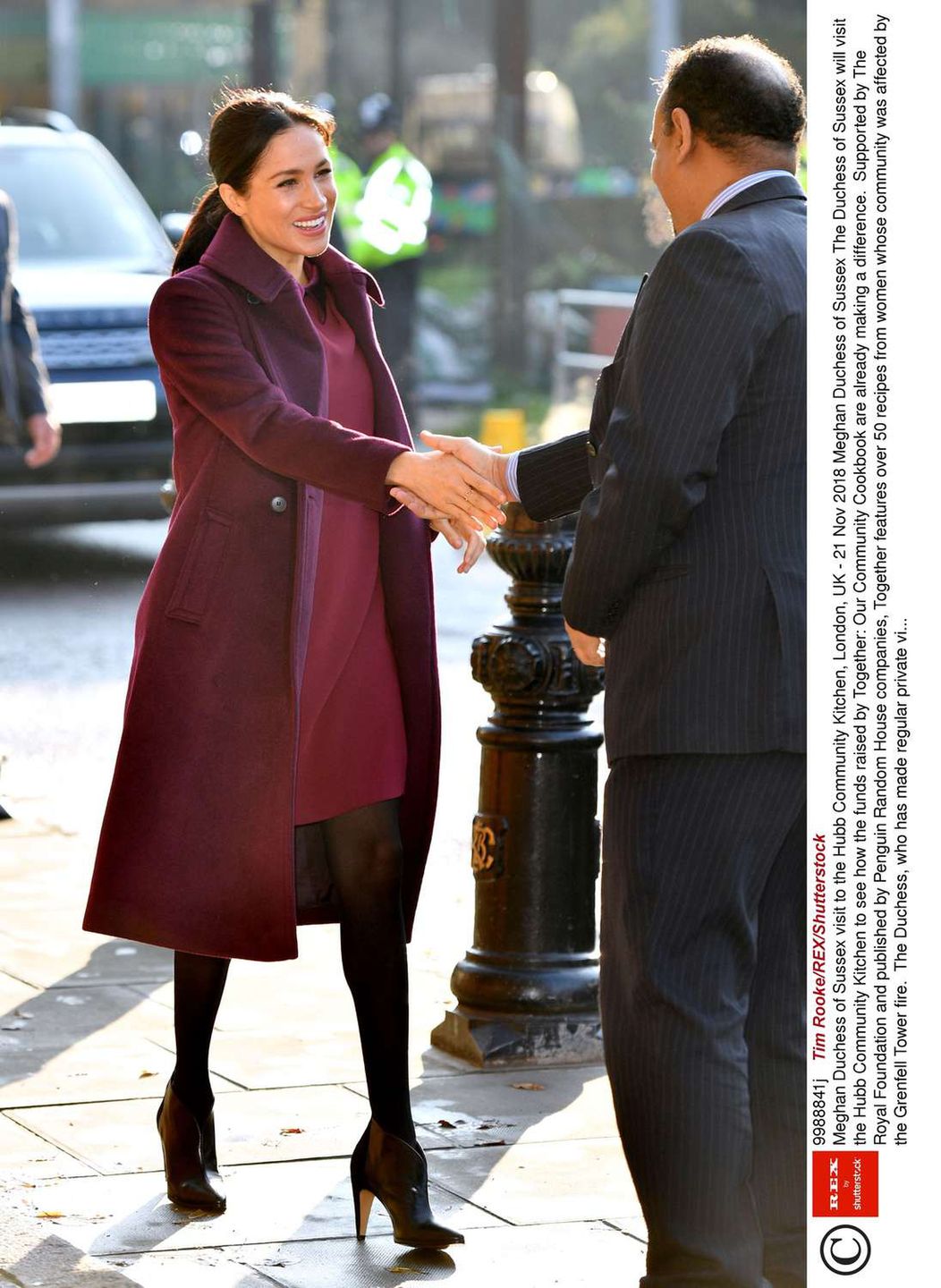 Meghan Markle w burgundowym płaszczu