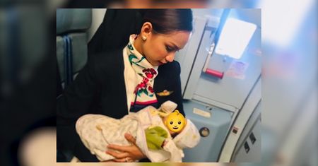 Stewardessa nakarmiła piersią dziecko pasażerki