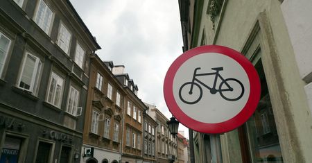 Dziurawa ustawa o elektromobilności. Surowa dla rowerów, łagodna dla starych diesli