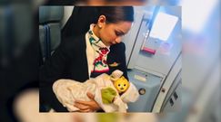 Stewardessa nakarmiła piersią dziecko pasażerki