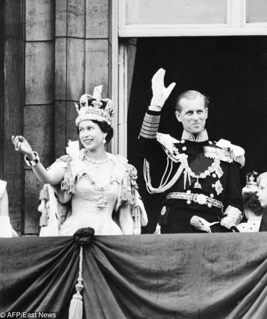 PHOTO: EAST NEWS/AFP 
Queen Elizabeth II accompanied by Prince Philip waves to the crowd, 02 June 1953 after being crowned solemnly at Westminter Abbey in London. Elizabeth married the Duke of Edinburgh on the 20th of November 1947 and was proclaimed Queen in 1952 at age 25. Her coronation was the first worldwide televised event.