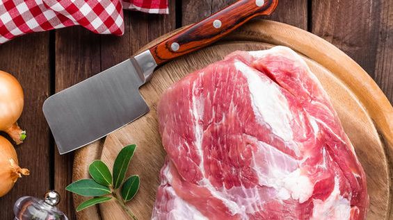 Surowa cała łopatka wieprzowa (mięso i tłuszcz)