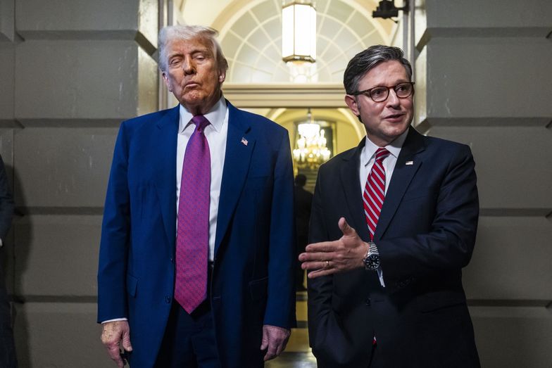 US President Donald Trump (L), alongside Republican Speaker of the House Mike Johnson (R), speaks to the media after his meeting with House Republicans about his so-called 'big beautiful bill' in Washington, DC, USA, 20 May 2025. Trump is hoping to unify Republican lawmakers to get behind the bill, which would extend his tax cuts from 2017. EPA/JIM LO SCALZO Dostawca: PAP/EPA.