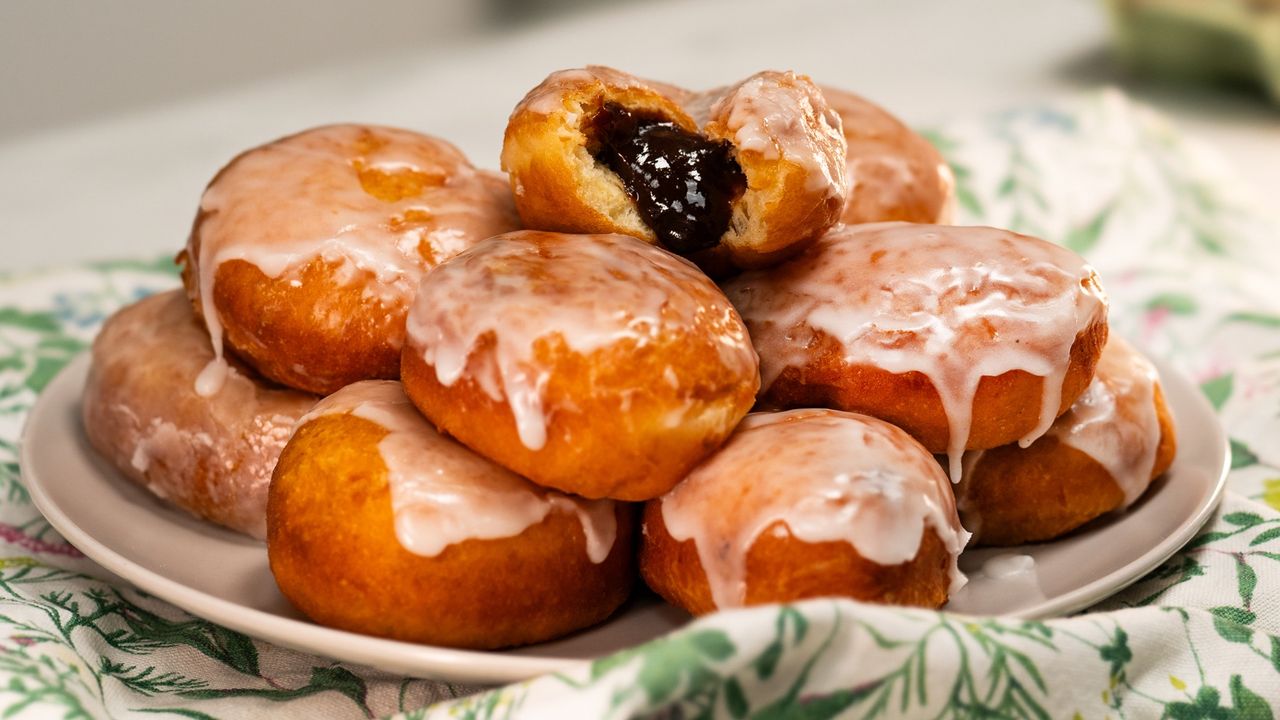 Pączki z ziemniakami idealne na tłusty czwartek. Mięciutkie i delikatne ciasto zrobi furorę