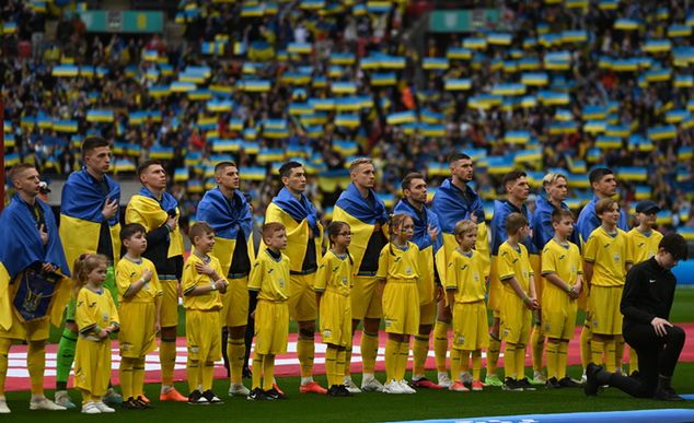 Ukraińcy z flagami podczas hymnu