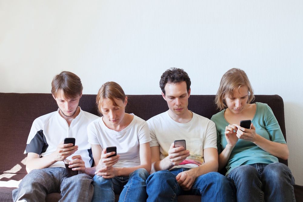 Łatwiej bawić się smartfonem niż rozmawiać z innymi?
