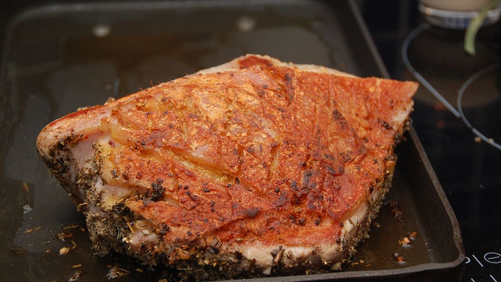 Pieczona cała łopatka wieprzowa (mięso i tłuszcz)