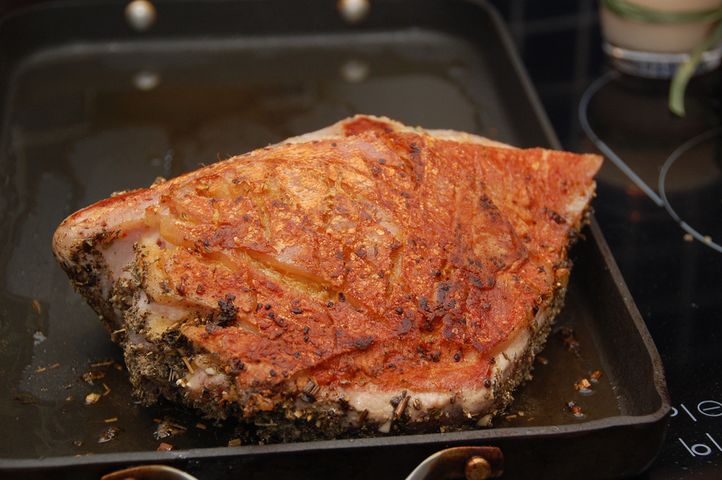 Pieczona cała łopatka wieprzowa (mięso i tłuszcz)