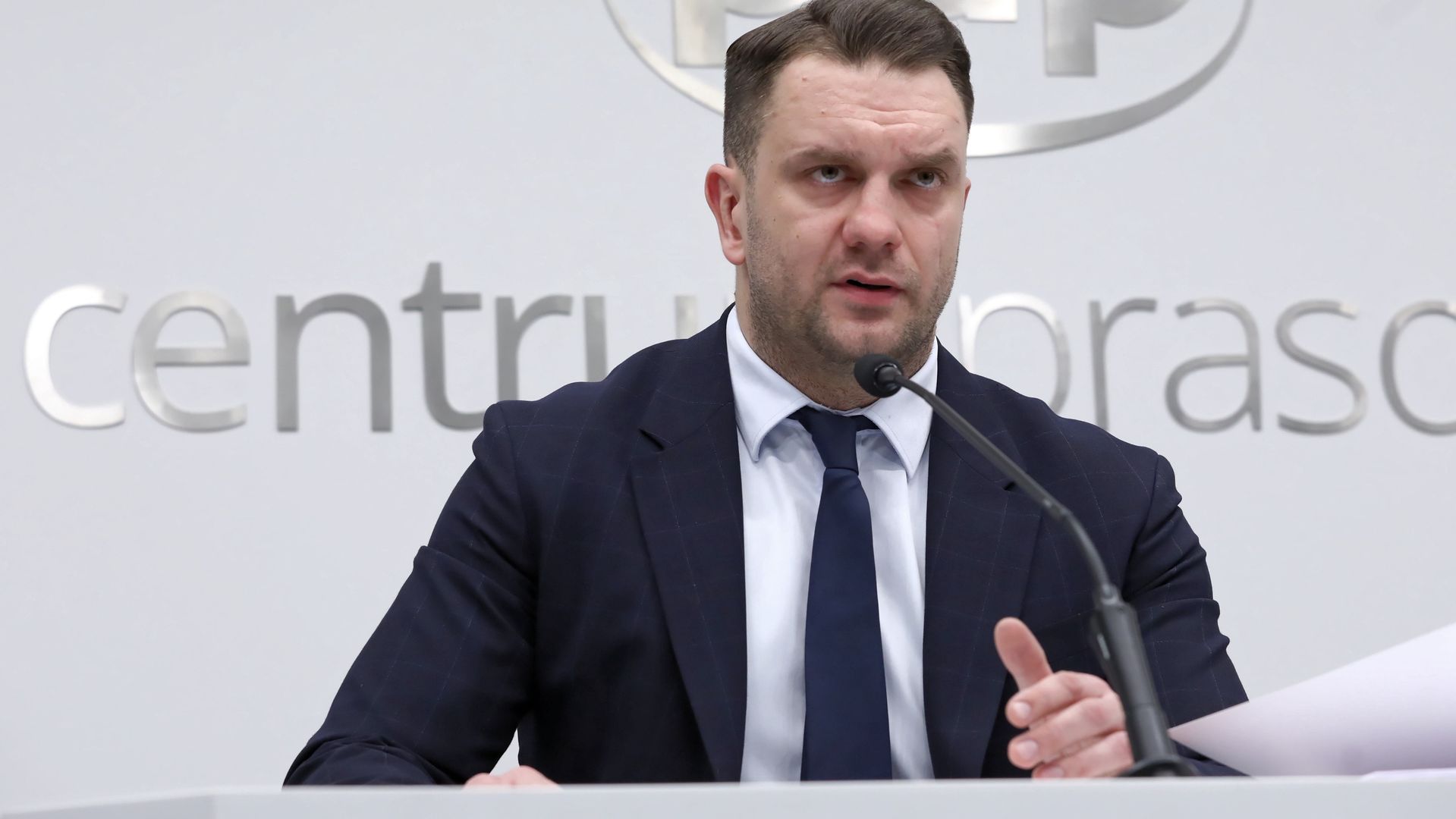 Wiceminister sportu Łukasz Mejza podczas konferencji prasowej nie odpowiedział na żadne pytania dziennikarzy 