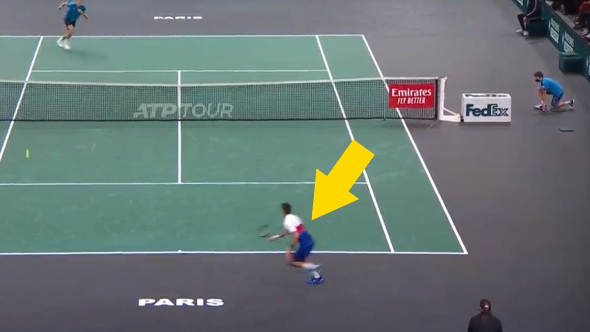 Zdjęcie okładkowe artykułu: Twitter / twitter.com/TennisTV / Novak Djoković szykuje się do loba w meczu z Hubertem Hurkaczem