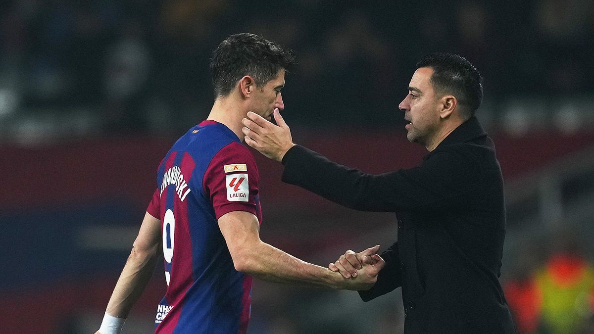 Getty Images / Alex Caparros / Na zdjęciu: Robert Lewandowski i Xavi