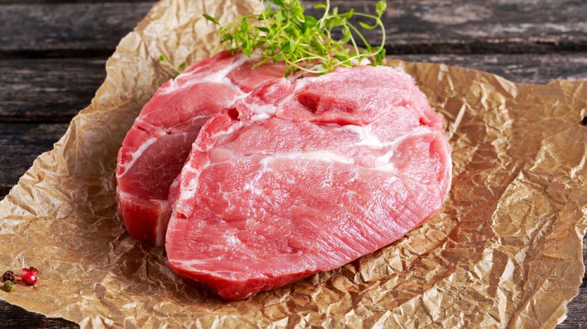 Surowa cała łopatka wieprzowa (samo mięso)