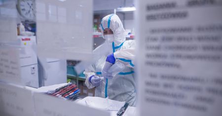 Piąta fala rośnie w siłę. Lekarz apeluje do Polaków