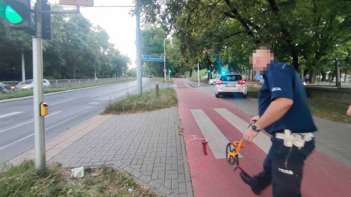 Pieszy potrącony przez rowerzystę na przejściu dla pieszych na ścieżce rowerowej na al. Andersa