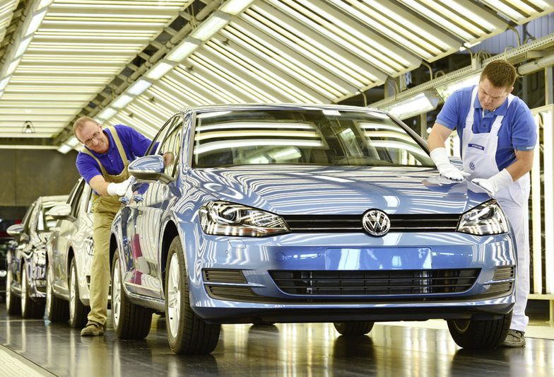 Co trzecie nowe auto w Polsce jest firmy Volkswagen. Coraz popularniejsze Porsche