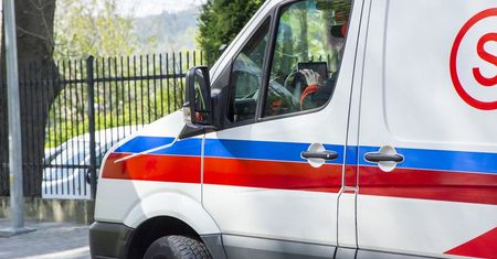 O włos od tragedii. Wypadła z okna mieszkania