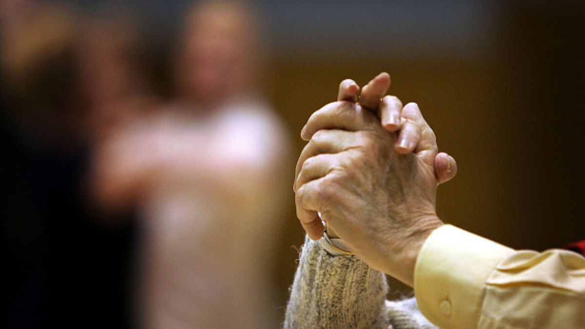 Funkcjonariusze policji wyruszyli na poszukiwania 86-latki z demencją starczą. Seniorka oddaliła się od ośrodka wypoczynkowego, a bliscy nie mogli się z nią skontaktować (zdjęcie ilustracyjne)