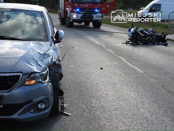 Powiat legionowski: Zderzenie czołowe motocyklisty z autem osobowym. Droga była zablokowana