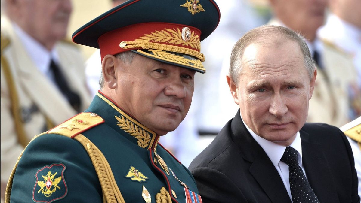 Siergiej Szojgu, minister obrony Rosji i Władimir Putin. 