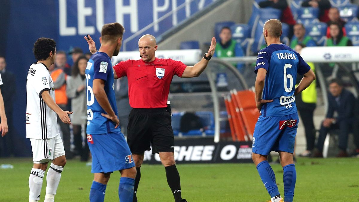 Newspix / JAKUB PIASECKI / CYFRASPORT / Na zdjęciu: Szymon Marciniak anuluje rzut karny dla Legii