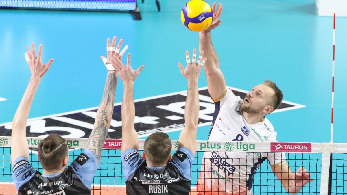 Adrian Staszewski (atakujący) podczas meczu Grupy Azoty ZAKSA Kędzierzyn-Koźle - Cerrad Enea Czarni Radom