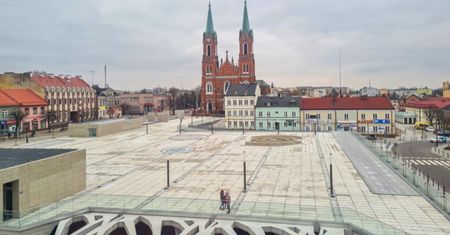 Plac Wolności w Kutnie. "Zastępowanie drzew betonem jest patologią"