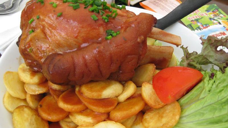 Duszona golonka wieprzowa (mięso i tłuszcz)