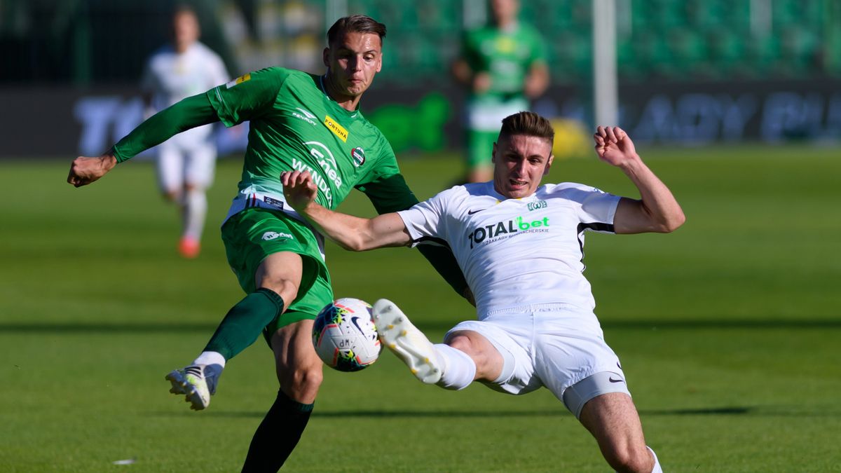 zawodnik Warty Poznań Adrian Laskowski (z prawej) i Rafał Makowski (z lewej) z Radomiaka Radom