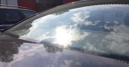 Dziecko w rozgrzanym samochodzie – urządzenie wskazało wartość + 56 C!